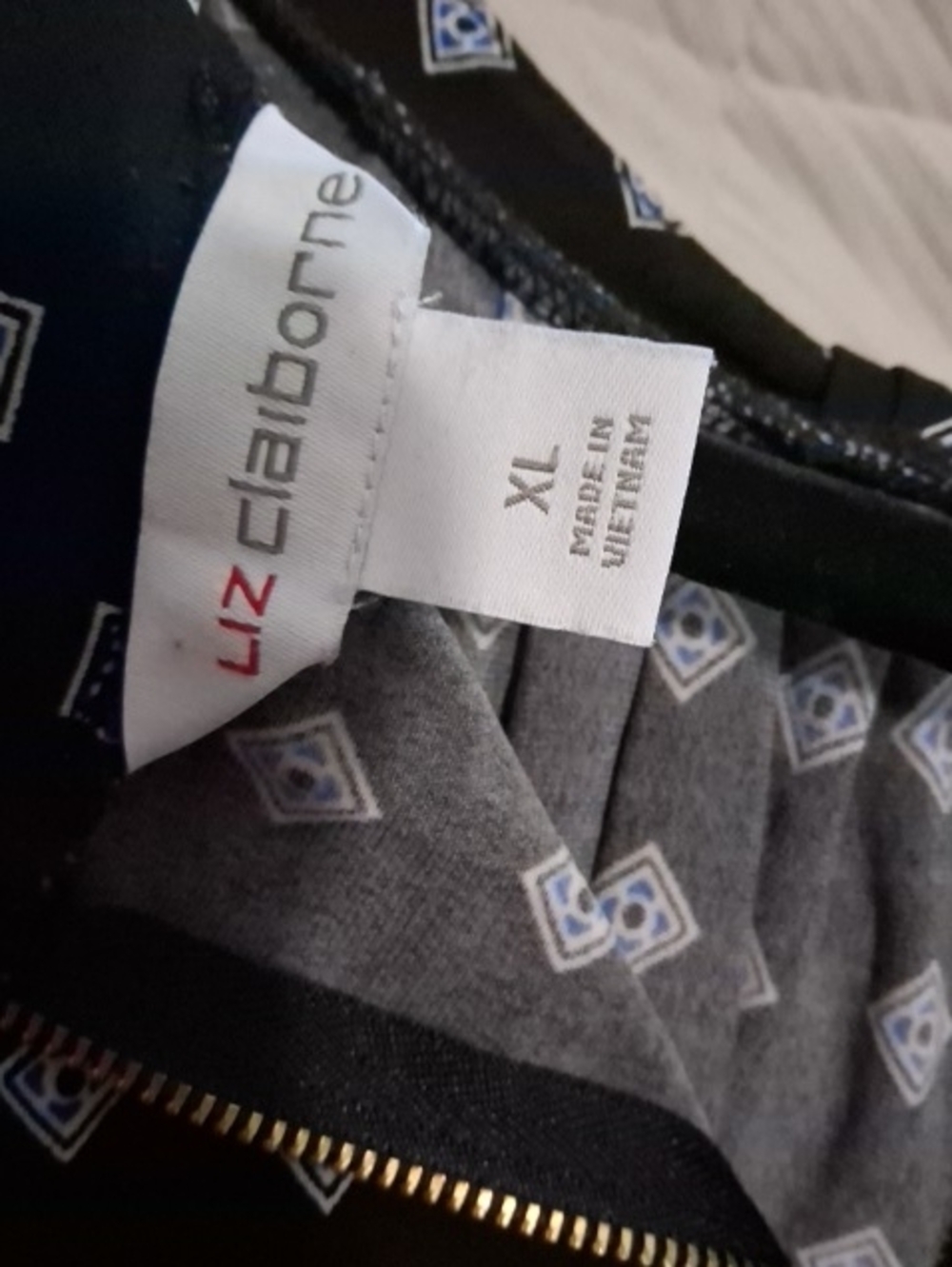 Liz Claiborne Black Sleeveless Blouse with White Diamond Print - Picture 3 of 3